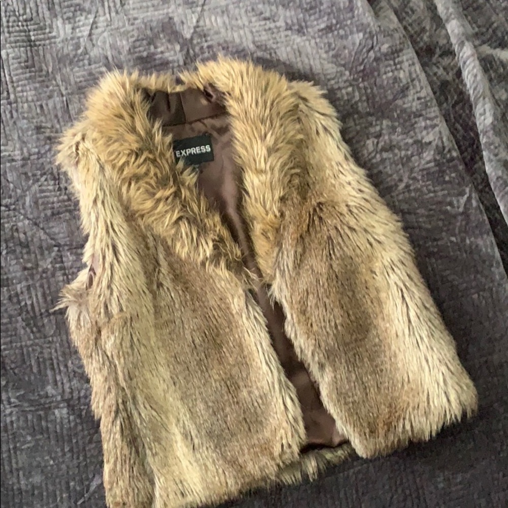 Express• Fur vest